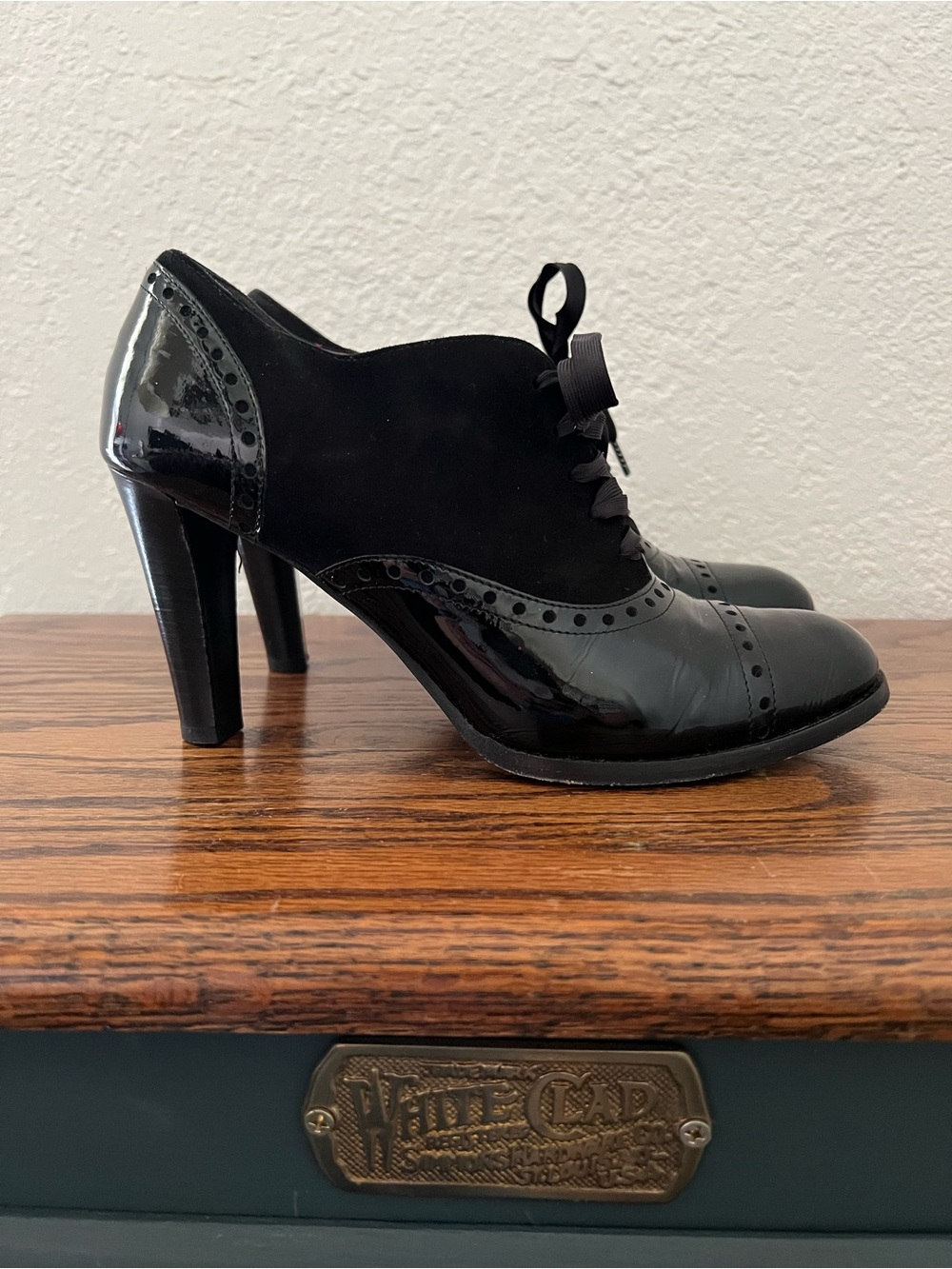 Vintage Coach Patent Leather Brogue Oxfords Lace Up Pumps Made in Italy Size 8.5 - Picture 4 of 10